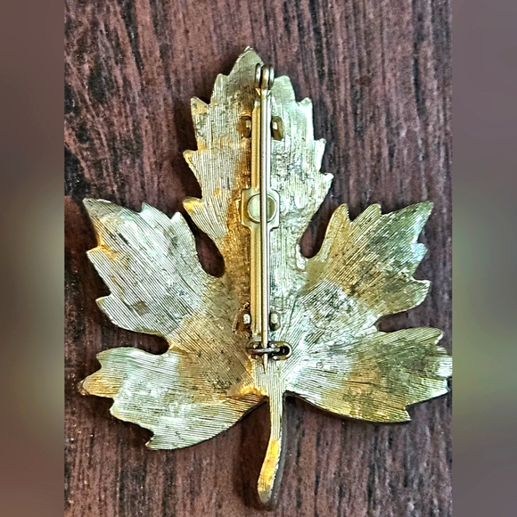 Vintage Gold Tone Maple Leaf Brooch With Rhinestones - Picture 7 of 12